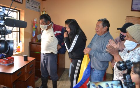Los padres y las hermanas de Carapaz siguieron con emoción cada etapa de la ronda española.