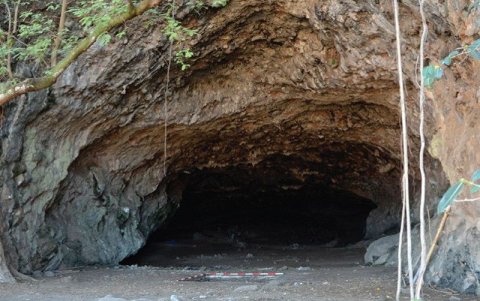 La entrada a la cueva en donde se hizo este hallazgo, en Indonesia.