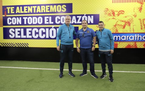Wainer (d) junto al entrenador Gustavo Alfaro y Francisco Egas, presidente de Ecuafútbol.