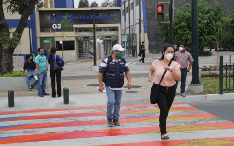 Los pasos cebras permiten que los peatones crucen la calle con seguridad.
