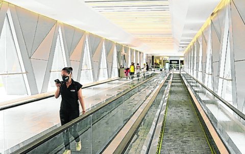 El puente peatonal tiene transportadoras, para una mayor comodidad de sus visitantes.