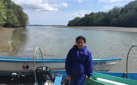 La bióloga Alba Calle, durante su visita a las comunas.