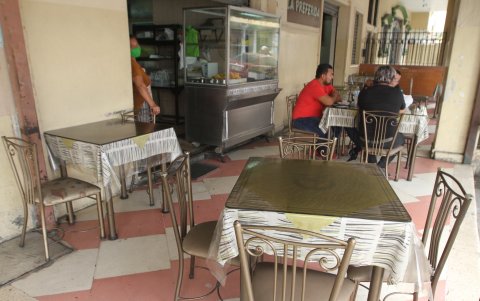 Situación. Los dueños de restaurantes coinciden que hubo pérdidas en el primer fin de semana sin la venta de bebidas alcohólicas y aforo de 50 %.