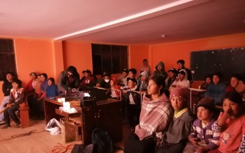 Kunturñawi visitó la Comunidad de Inty Churi en la Provincia de Bolívar. con la película