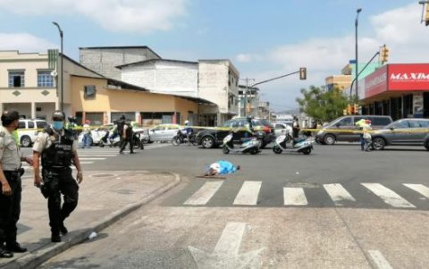 La zona del suceso ha sido acordonada. Se desconocen por ahora los móviles de esta nueva muerte violenta.