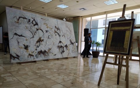 Dimensiones. El cuadro ‘Espacio informalística’, de Tomás Ochoa, representa el de mayor tamaño. Es un tríptico. Cada cuadro mide 1,30 por 2,30.