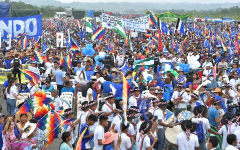Bolivianos esperan con banderas y carteles la llegada del expresidente Evo Morales hoy a la localidad de Chimoré.