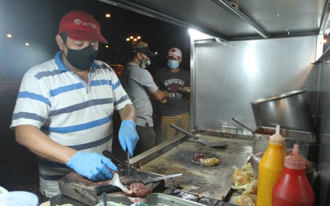 Pionero. Carlos Vera fue el primer residente del barrio que instaló un negocio de comidas en la vía. Fue en el 2000 y su propuesta fue la venta de choclos y chuzos asados.
