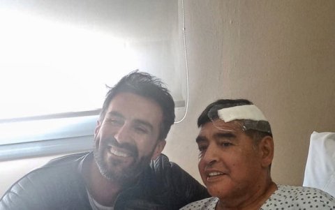 Recuperación. El abogado junto a Diego en la primera foto tras la cirugía.