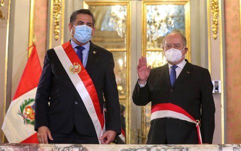 Este jueves juró el nuevo equipo de ministros de Perú. En la foto, el nuevo presidente Manuel Merino y su jefe de ministros Ántero Flores-Aráoz, un político de derecha.