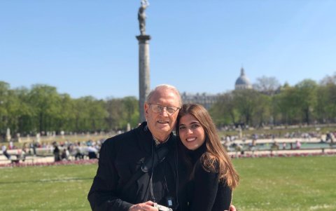 Enrique junto a su nieta María Lorena.