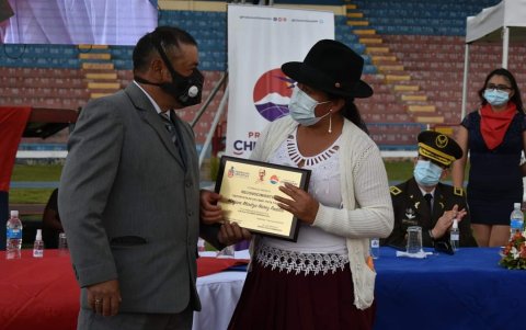 Juan Núñez, el padre de la ciclista, recibió un reconocimiento en su nombre.
