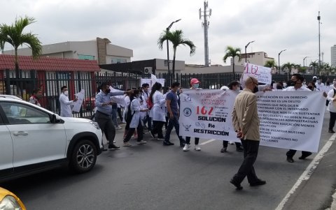 Los manifestantes se apostaron en la avenida Delta y obstaculizaron el paso de los automotores.