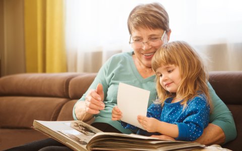 Ver las fotografías del ser querido que falleció puede ser positivo para el niño.