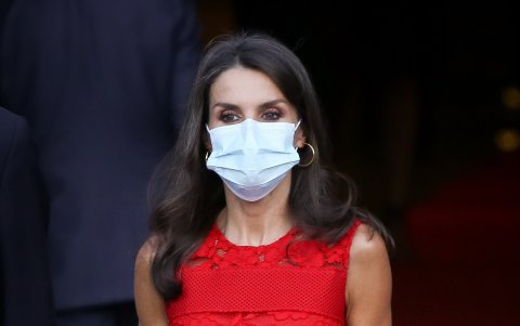 La reina Letizia con vestido de encajes.