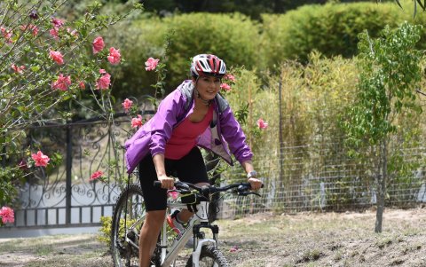 El ciclismo es uno de sus deportes favoritos. Y lo que más disfruta es practicarlo en familia.