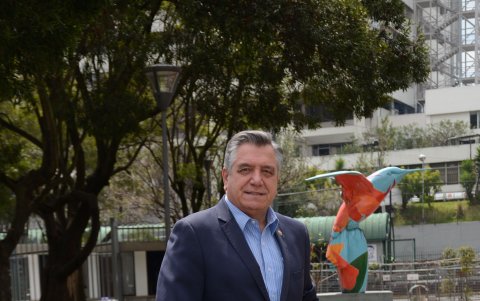 Además de político, Patricio Donoso es arquitecto por la Universidad Central del Ecuador.