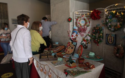 Novedades. Entre los productos que se exhibieron figuraron los alusivos a la Navidad.