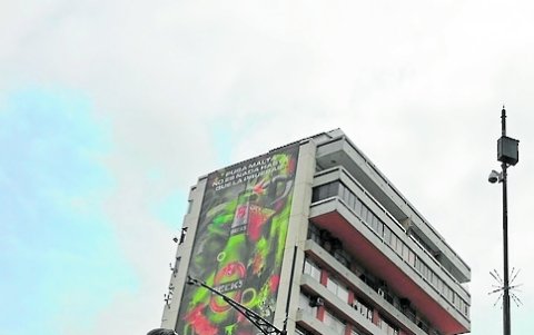 Centro. Un anuncio en un edificio en la avenida Nueve de Octubre y Los Ríos.