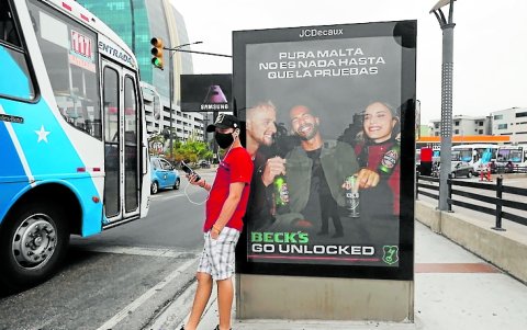 Norte. La avenida Francisco de Orellana es otra de las vías con alto tránsito de carros y peatones y allí un cartel dice que la pura malta no es nada hasta que se prueba y muestra a jóvenes felices.