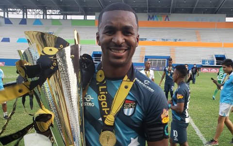 Frickson Erazo celebra con el trofeo que certifica a 9 de Octubre como campeón de la Serie B.