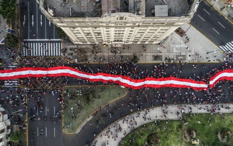 Manifestantes desplegaron una bandera peruana gigante.