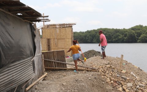 Algunas construcciones de caña y otras de cemento se pueden ver otra vez en las orillas del Salado.
