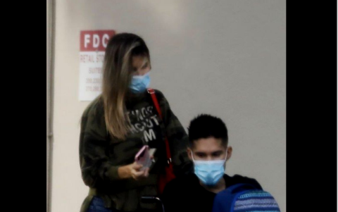 Chyno saliendo del hospital el 13 de noviembre.