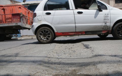 Desgaste. Baches, hundimiento -en algunos tramos- y polvo son algunos de los problemas que se registran en las vías del sector donde circulan a diario buses, automóviles y camiones.