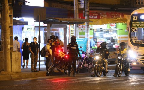 Controles. La noche del pasado miércoles se ejecutaron operativos en varios tramos de esta arteria. La policía asegura que serán permanentes.