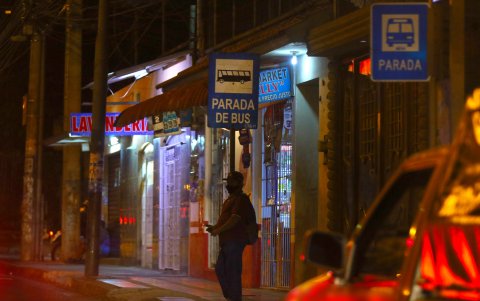 Los peatones de la Francisco de Orellana dicen sentirse inseguros sobre todo en las noches.