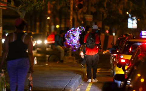 A diario, son decenas de comerciantes informales los que se instalan en la Francisco de Orellana.