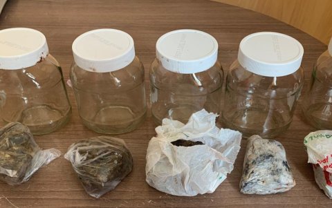 Evidencia. La Policía dio a conocer los envases donde se camuflaba la droga.