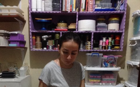 Andrea Pesantes Miranda posa junto a varias de sus creaciones.