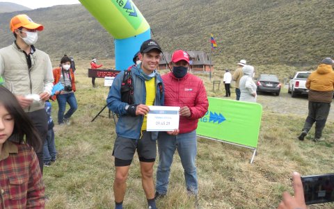 A la llegada sus abuelos lo recibieron con un abrazo y obtuvo la certificación del reto cumplido y del que ahora ostenta la marca.