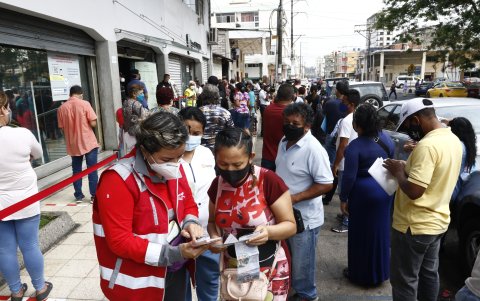 Aglomeración. La fila dobló esquina, empezaba del lado de Coronel y se extendió hasta Maldonado. Para evitar la aglomeración salió personal de Interagua a atender.