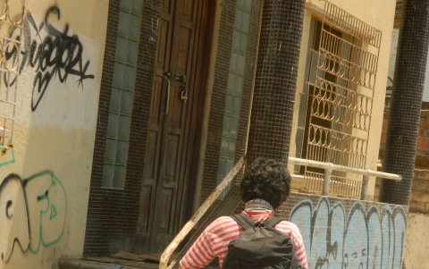 Consumo. En la playa, las casas abandonadas y callejones, es común -a decir de los habitantes- ver adictos y chamberos consumiendo sustancias.