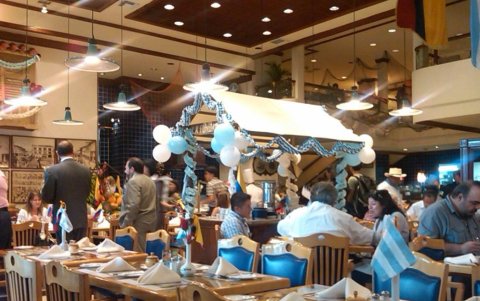 Está ubicado en la calle Clemente Ballén. Es el restaurant del Unipark Hotel.