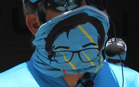 Detalle de la indumentaria de César Montúfar, candidato presidencial del movimiento Concertación.