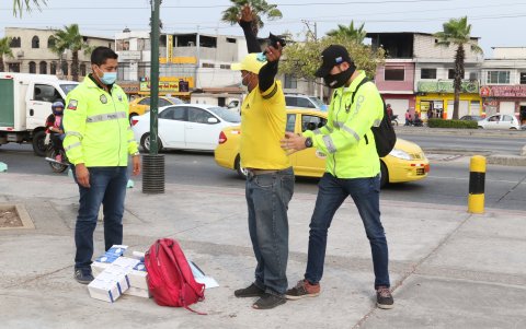 Comerciantes. Todos los que laboran en la vía fueron revisados por los agentes. Ellos dijeron ser víctimas también de la inseguridad.