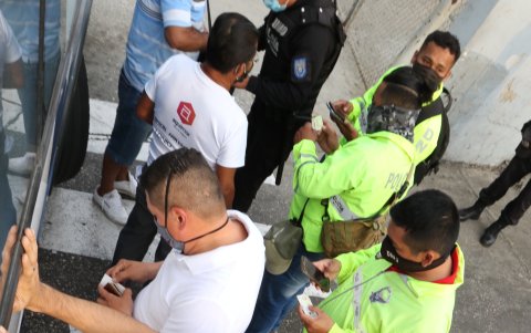 Hubo operativos también al interior de los buses de transporte público.