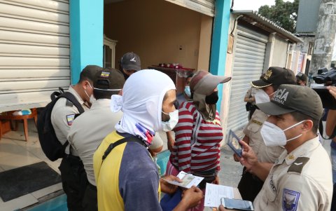 A todos los comerciantes informales y limpiaparabrisas se les pidió documentos.