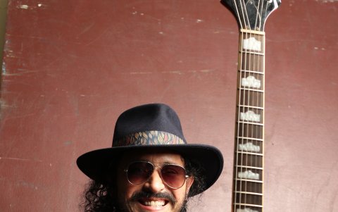 Junto a una de sus guitarras favoritas.