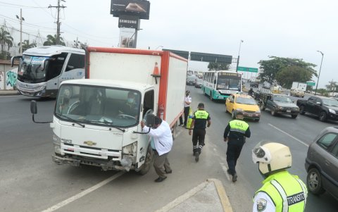 Cuatro vehículos y una moto resultaron afectadas en el siniestro.
