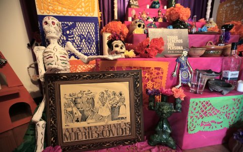 La exposición recrea un altar de los muertos, tradicional de la cultura mexicana. 





Agencia (ag-extra ag-expreso ag-quito)