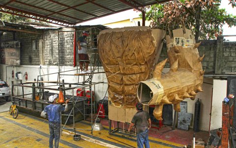 Algunos artesanos habían empezado ya a construir sus monigotes desde hace algunos meses.