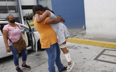 Por el dolor a consecuencia de las heridas la joven no podía caminar.