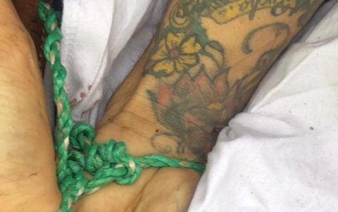 La víctima tenía atadas las manos.