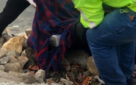 El cuerpo fue subido al carro de Medicina Legal.