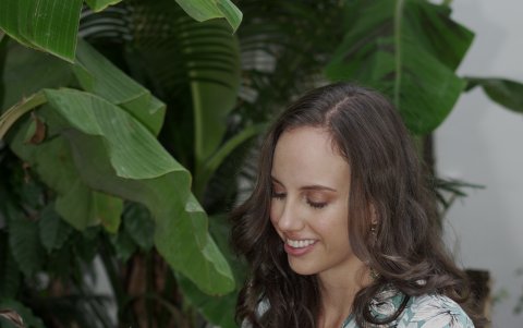 Camila Arnés enseña a los residentes de  la Isla Trinitaria a cultivar sus propios alimentos.